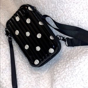 Hard case purse/wristlet